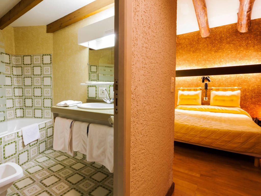 Logis Hotel Restaurant Auberge Du Peras