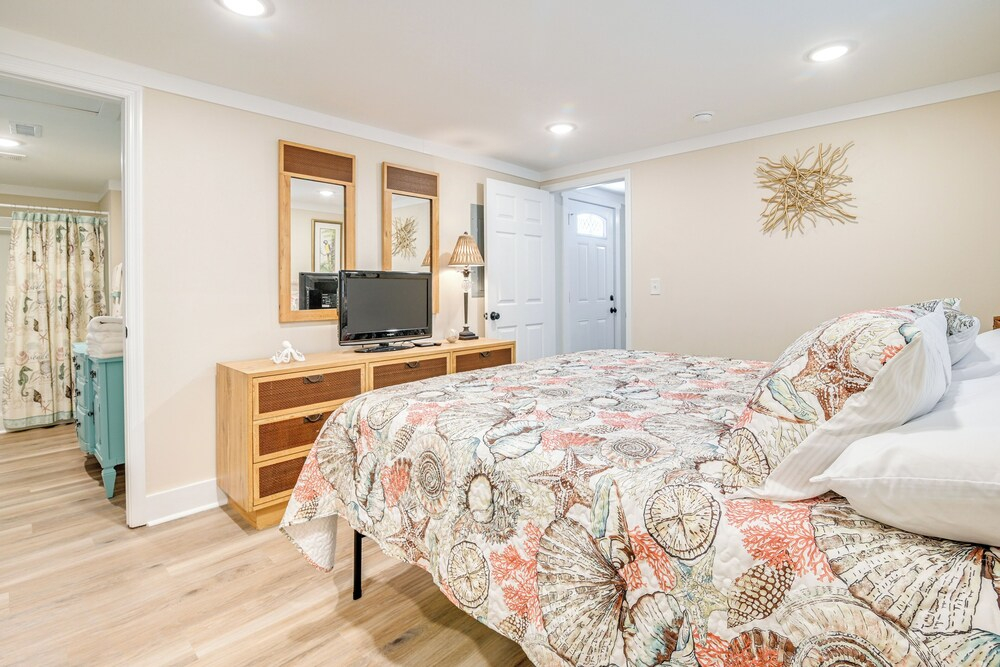 Walk to Ocean: Myrtle Beach Home w/ Screened Porch