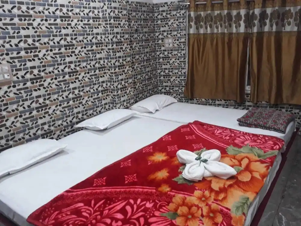 Thakur Ji P. Guest House By GRB