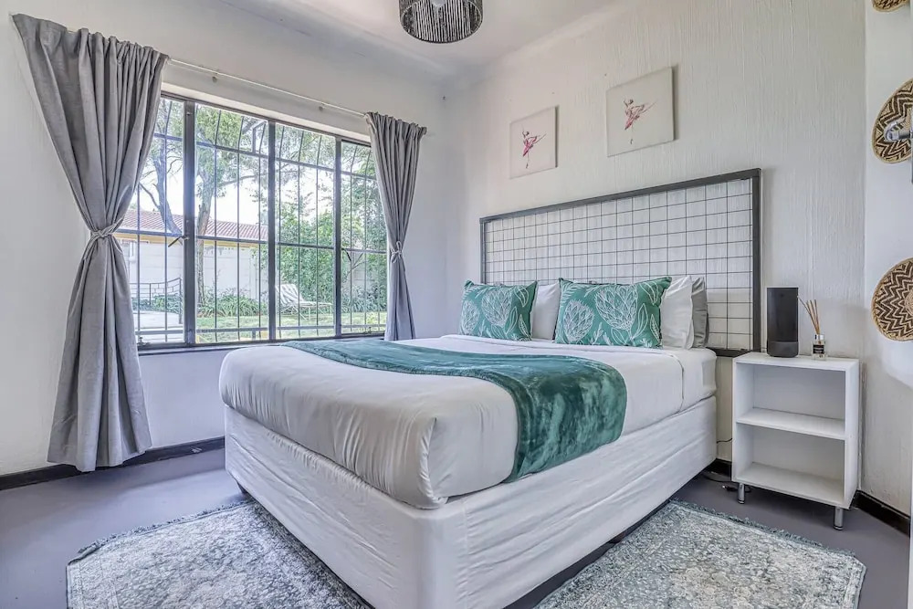 Modern Spanish House-3br-pool-solar-samrand