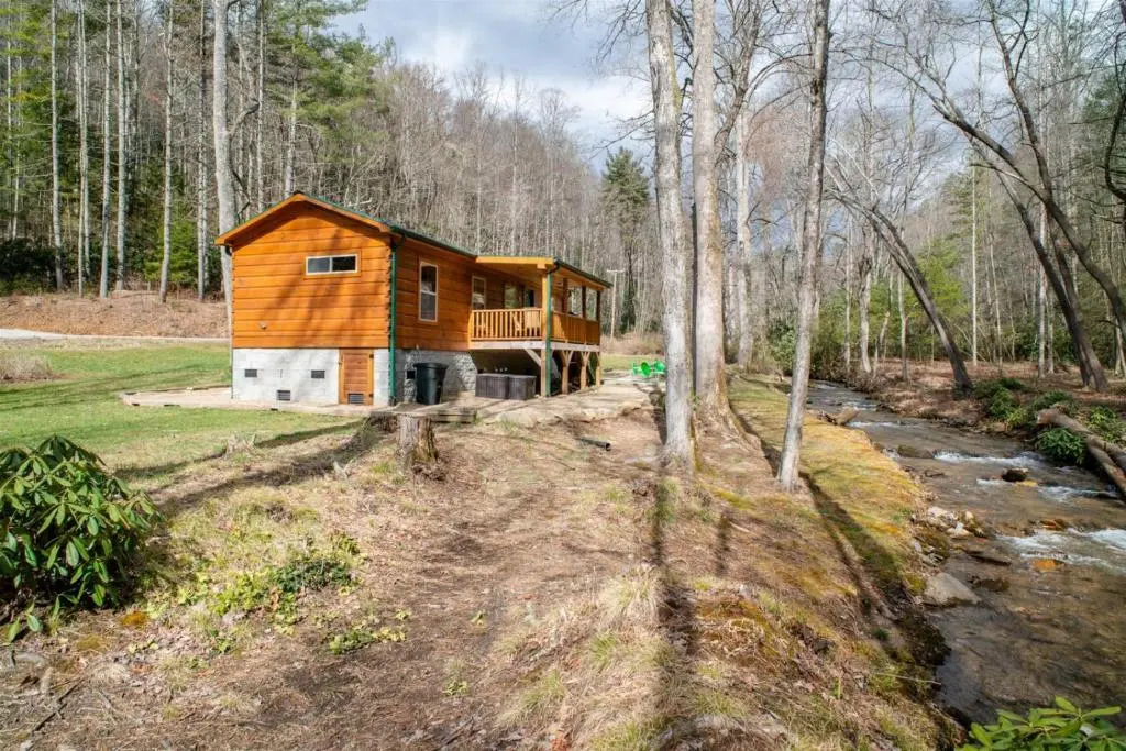Creekside Log Cabin in Pisgah Forest