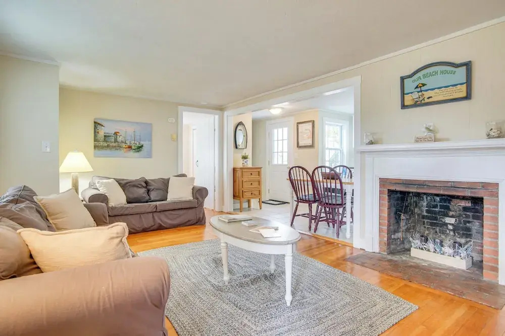 Walk to Beaches & Dining: Classic Cape Cod Cottage