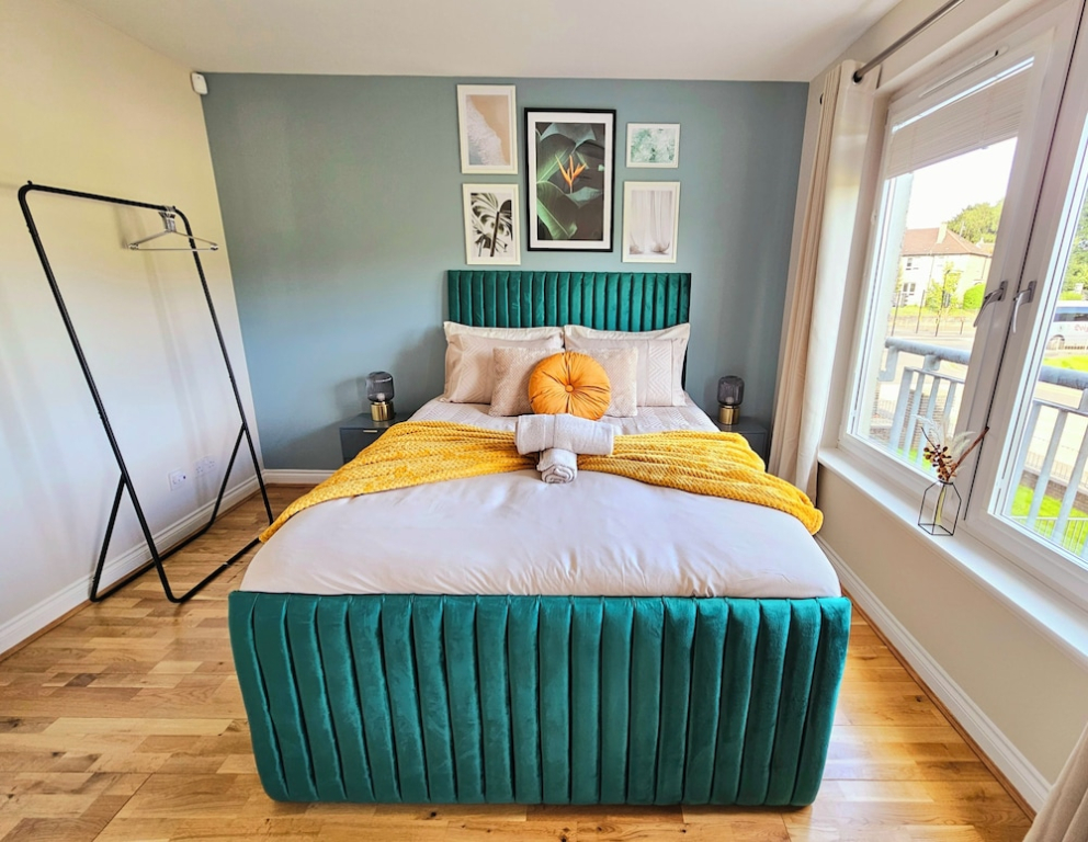 Modern 5 Bed Townhouse with Free Parking