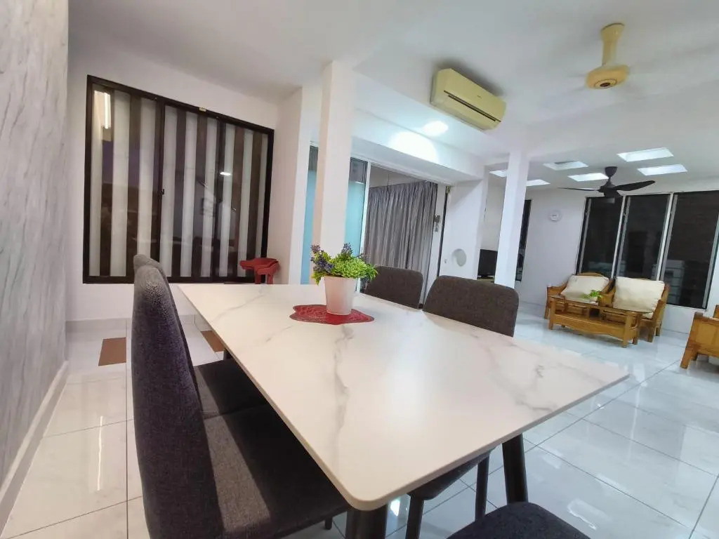 Family 15 Pax Corner Lot House / Free WiFi