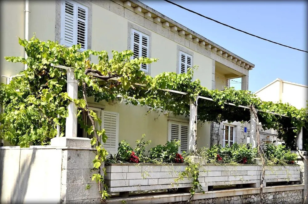 Immaculate 4-bed House in Lumbarda