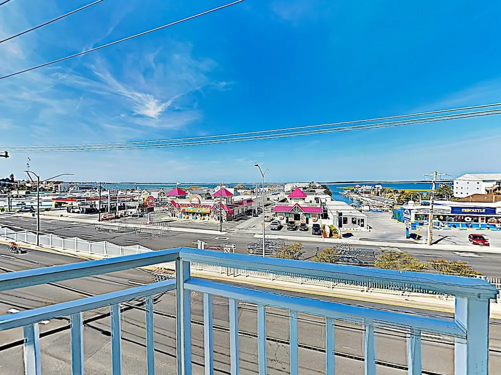 New Listing! Ocean-view W/ Rooftop Pool 4 Bedroom Condo