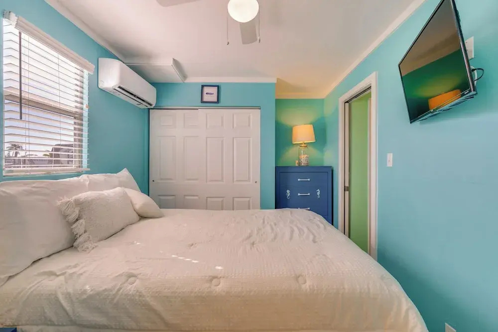 3 Mi to Gulf! Fort Myers Beach Gem w/ Pool Access