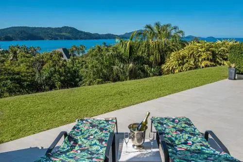 Superior Poinciana 011 on Hamilton Island