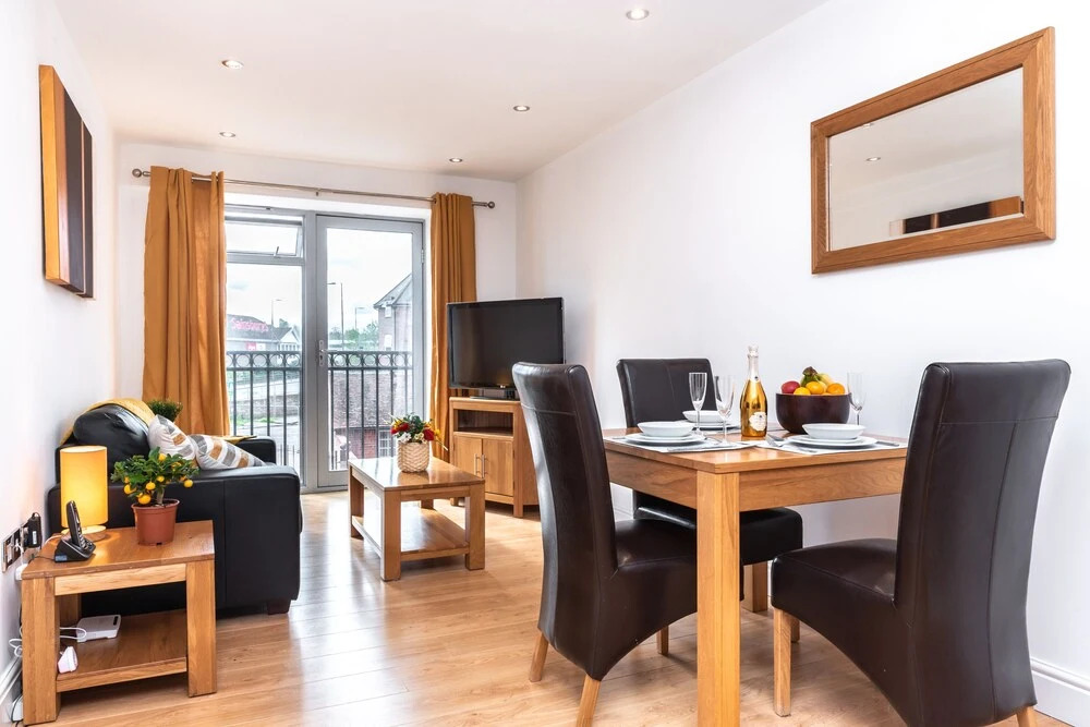 The Old Library - Newbury Town Centre - Within easy reach of Train Station and Racecourse - Excellent road links via the A34 and M4