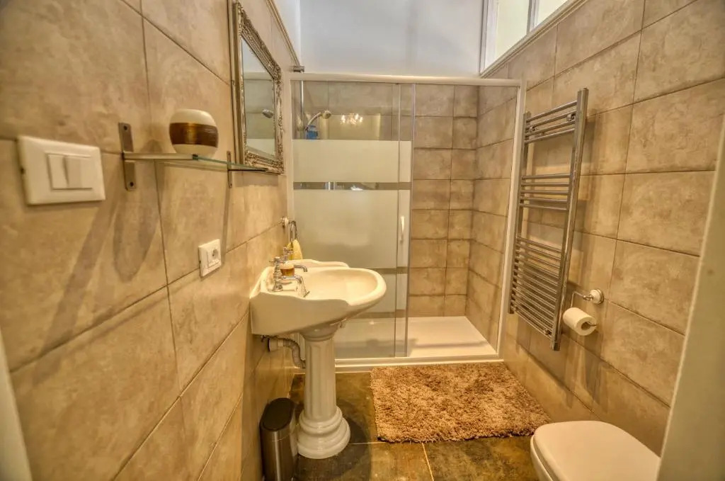 Bello Pezzo 2-Bedroom Lakeview Apartment