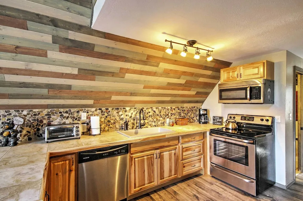Hillside Cripple Creek Cabin w/ Hot Tub, Mtn Views