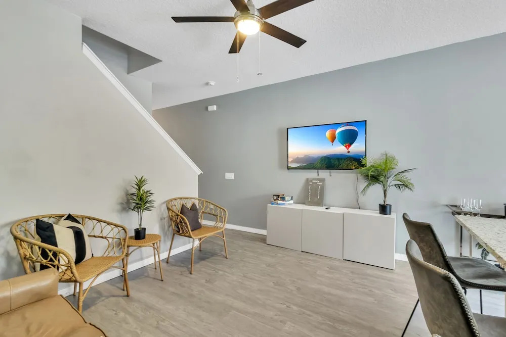 Just 10 Mins From Disney and Walking Distance to Outlets & Restaurants
