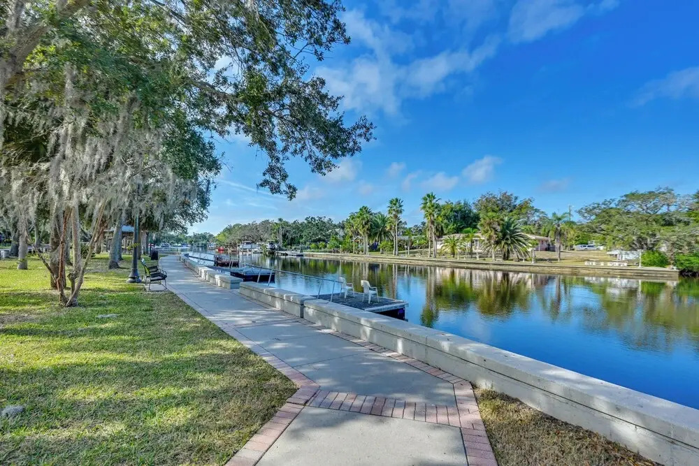 Relax on the Grand River! Bright Waterfront Home