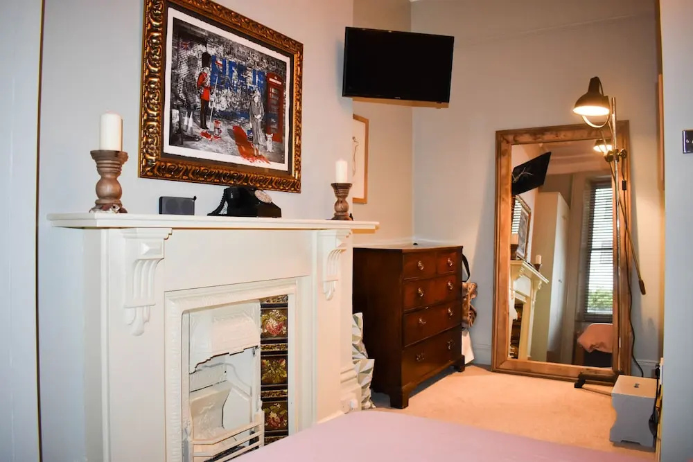 2BD Seafront Flat w Tasteful Decor & Large Garden