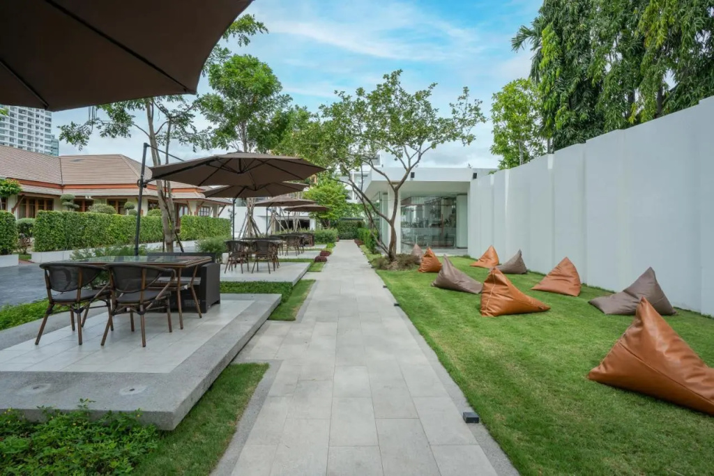 Away Bangkok Riverside Kene