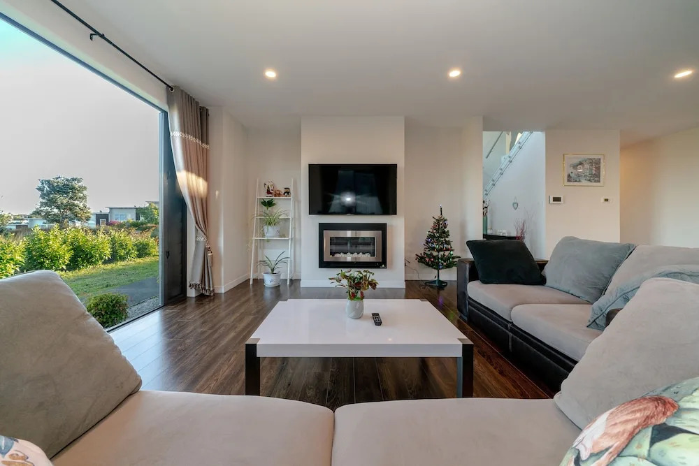LongBay Spacious Luxurious 5 Bdrm House