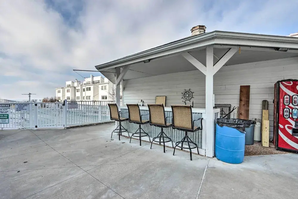1 Mi to Dining! Lakeside Group Getaway in Ozarks