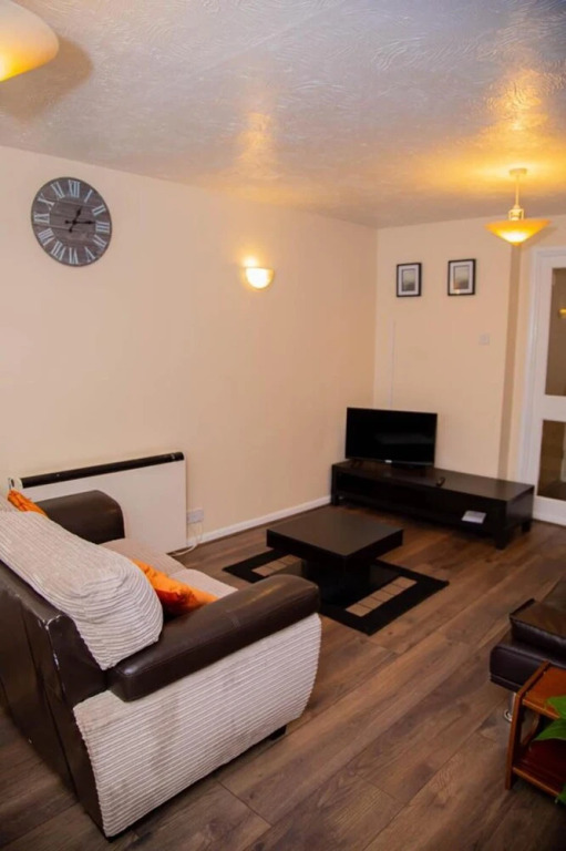 Cozy Two Bedroom Apartment Located in Gravesend