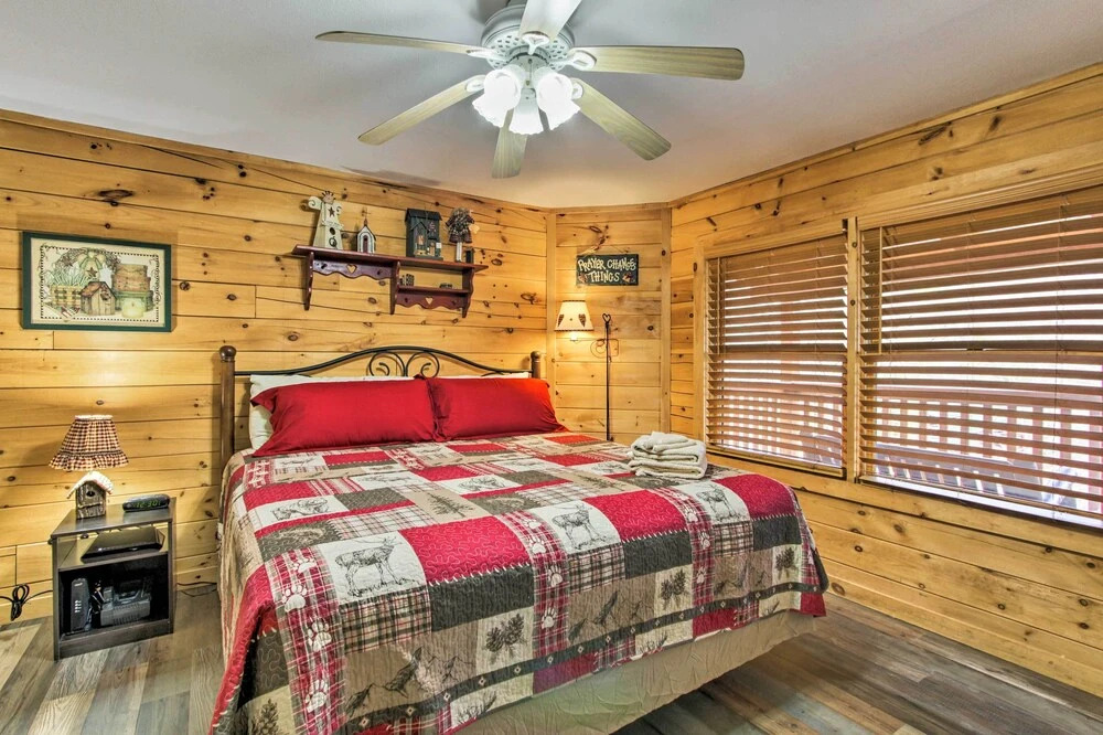 3 Mi to Gatlinburg: Cabin w/ Deck & Pool Table!
