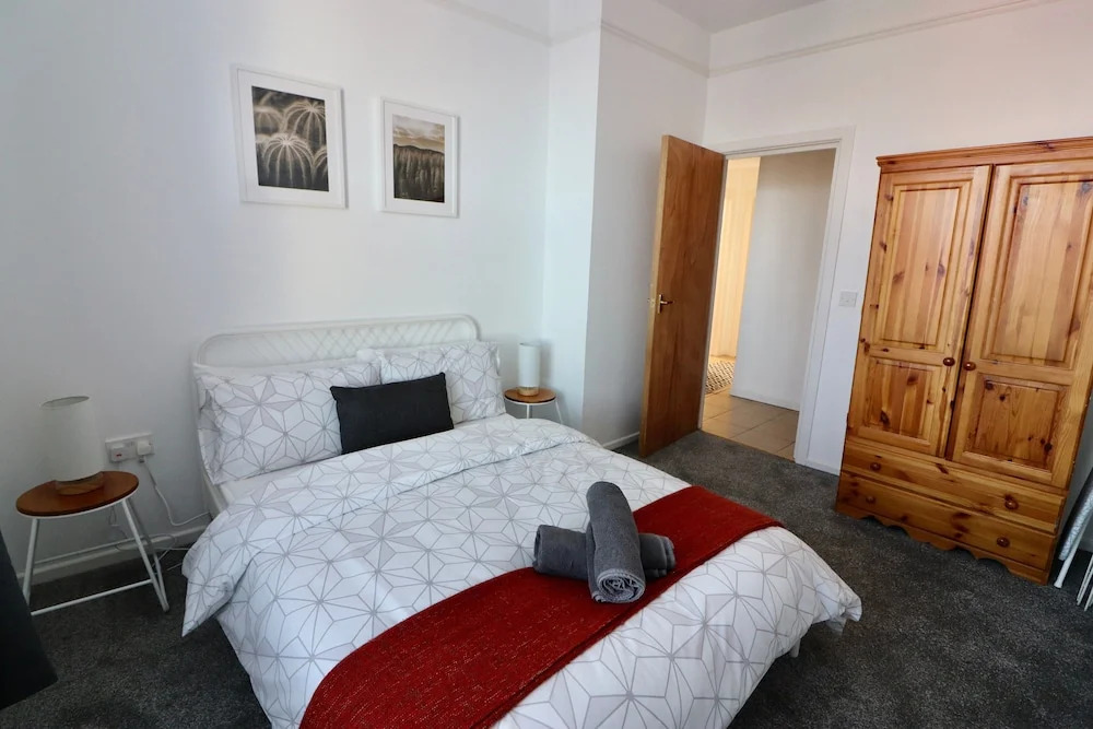 Large 2 Bedroom Apartment Near Cathedral