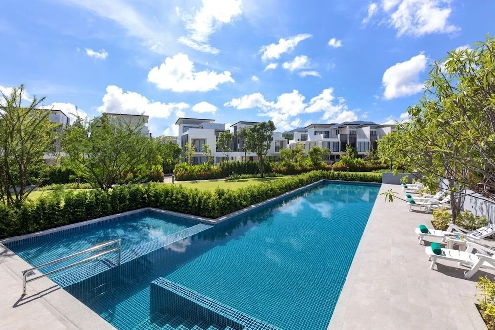 Laguna Park Townhouse by Villacarte