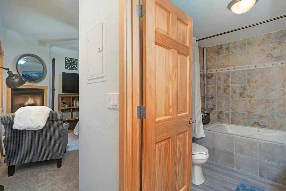 Emerald Mountain 28C 1 Bedroom 1 Bathroom Condo