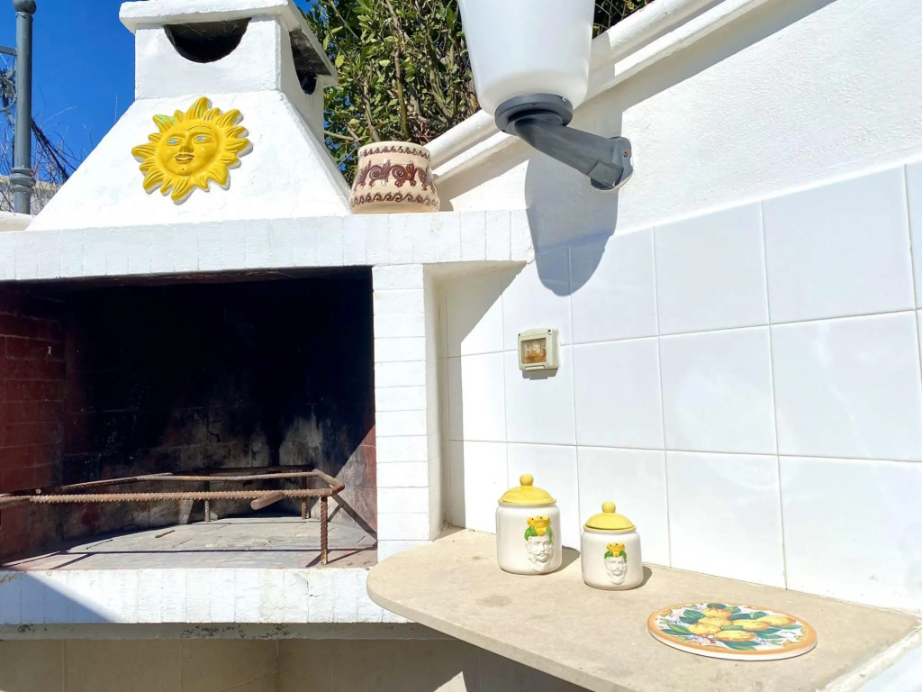 4 people, near the sea, detached villa, private parking, suitable for families-La Villetta di Noemi