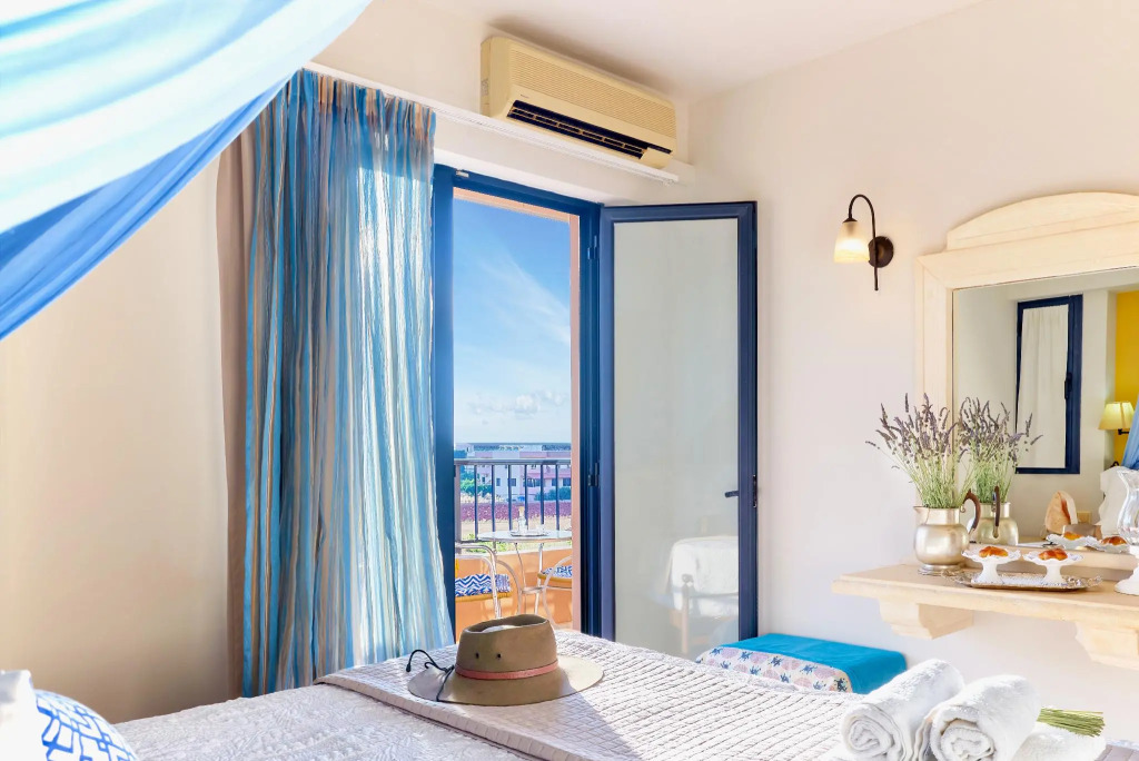 Golden Bay Apartments-Garden Haven