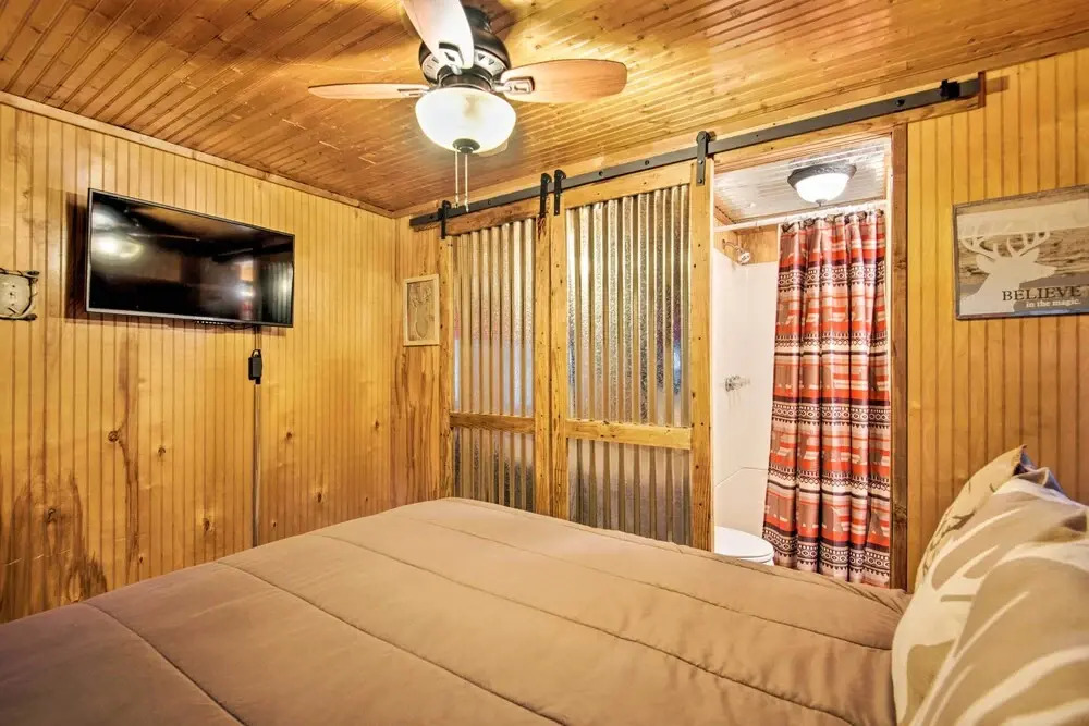 Private Hot Tub & Deck! Cabin Near Broken Bow Lake