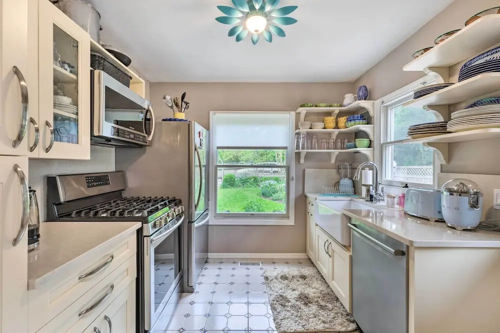 Cute East Hampton Cottage w/ Patio - Walk to Beach