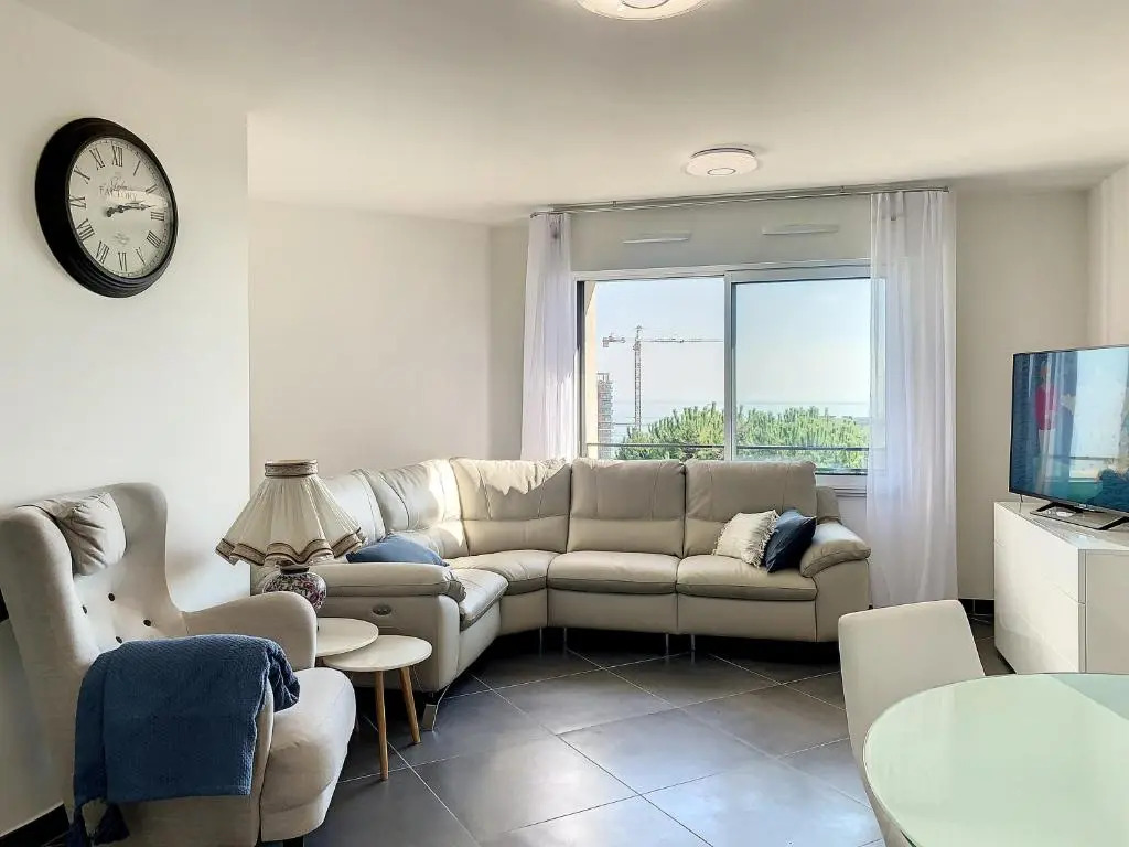 2br apartment with parking near Monaco