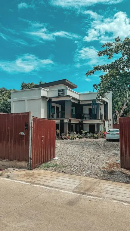 Tiwis Travellers Inn - Solar Powered, Starlink, Scooter Rental, Palawan Tours