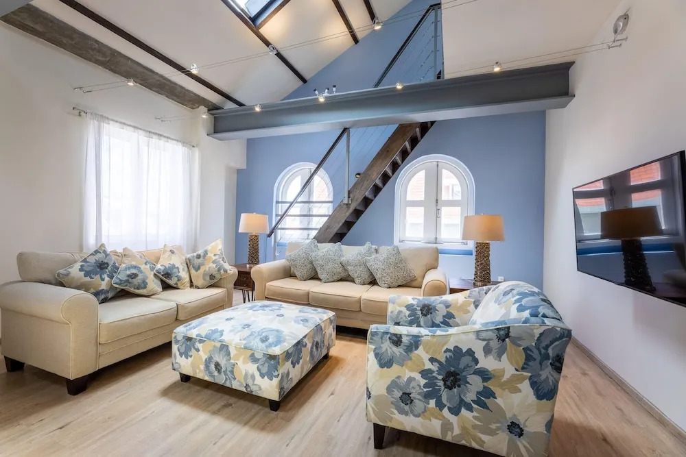 NEW The Yellow House - Renovated Monumental Penthouse