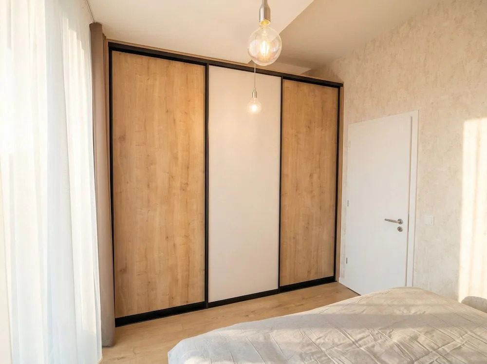 8-Min to Airport 1BR & 1LR Flat