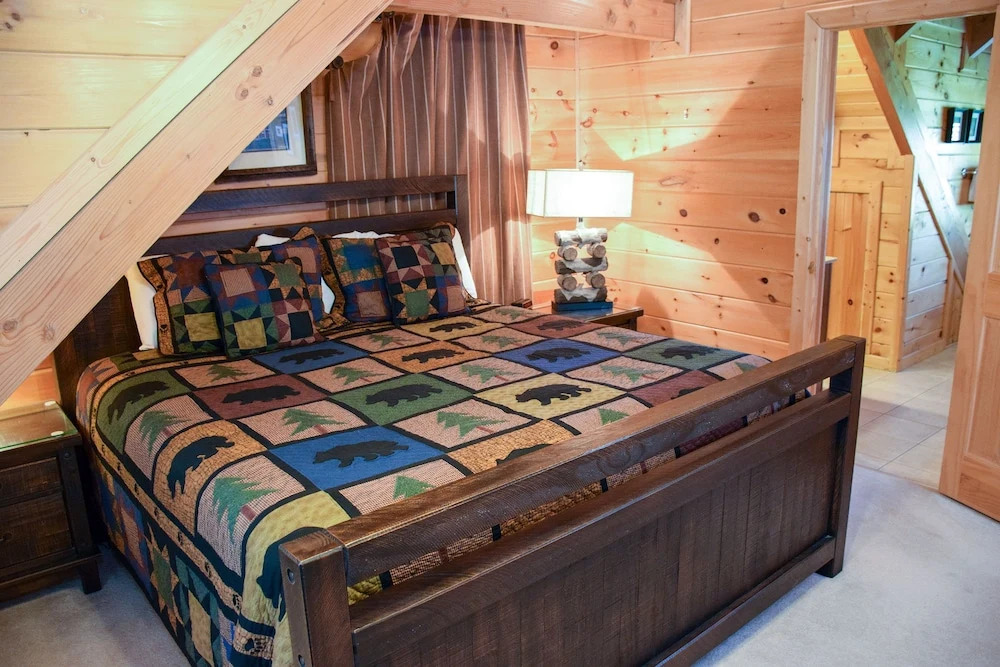 PAPA BEAR'S DEN - 5 Br Cabin
