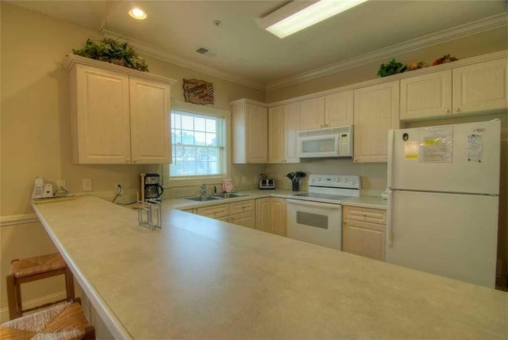 Magnolia Pointe 305-4889 Condo
