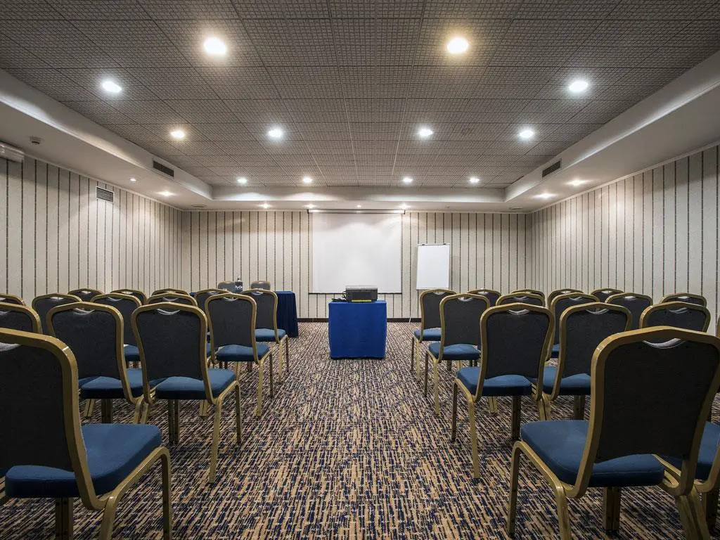 FlyOn Hotel & Conference Center