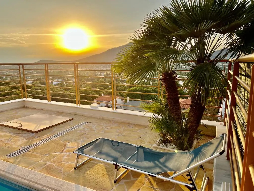 Serenity Holiday Home with self contained apartment and private pool