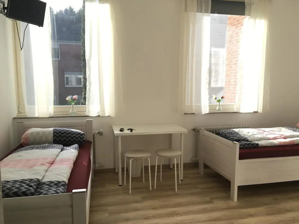 Pension Highway 3 - Bielefeld Paderborner Straße 290