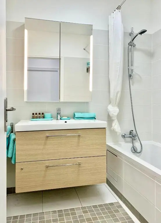 Top cozy apartment in the Upper Marais Area