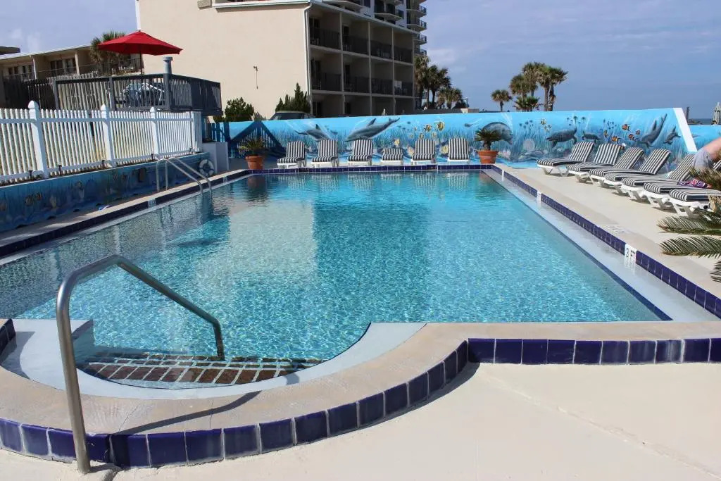 Shoreline Suites & Cabana Cottages - Beachfront