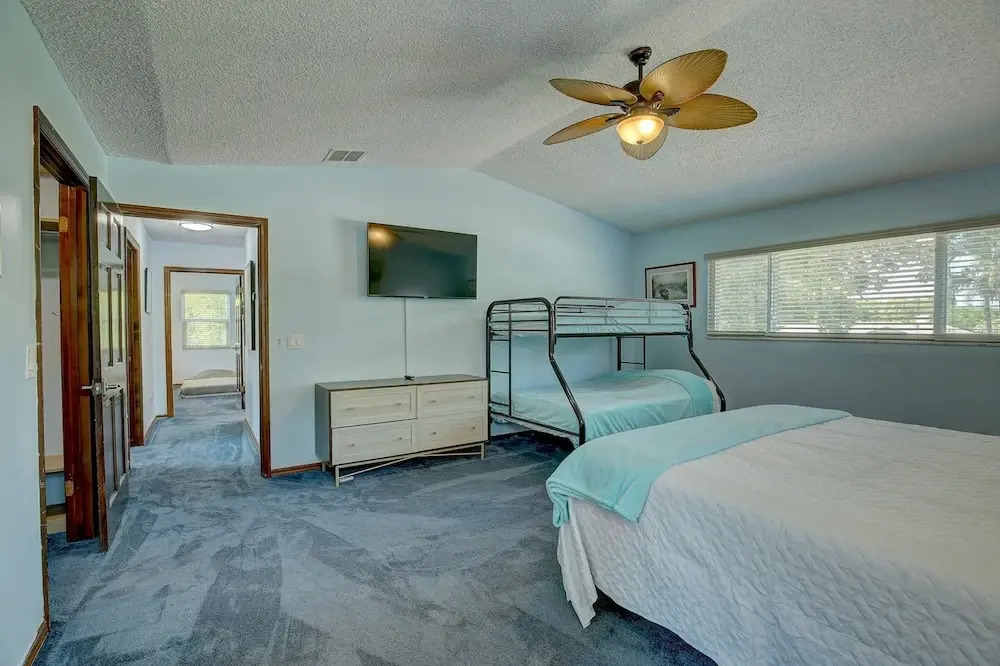 Spacious 4 3 Retreat- Heated Pool-playroom