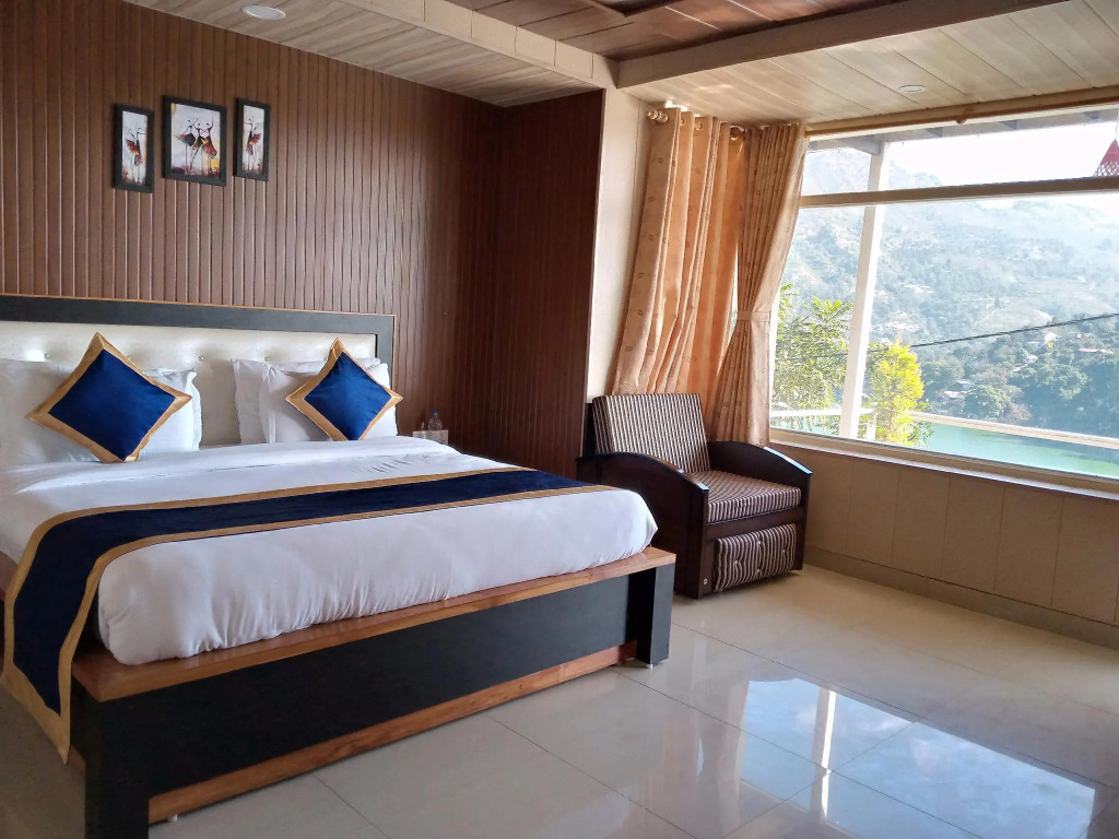 Crystal LakeView Homestay