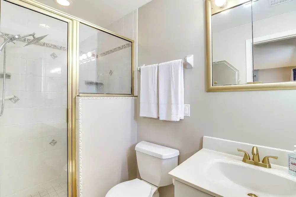 Centrally Located Cocoa Beach Haven: Walk to Shore