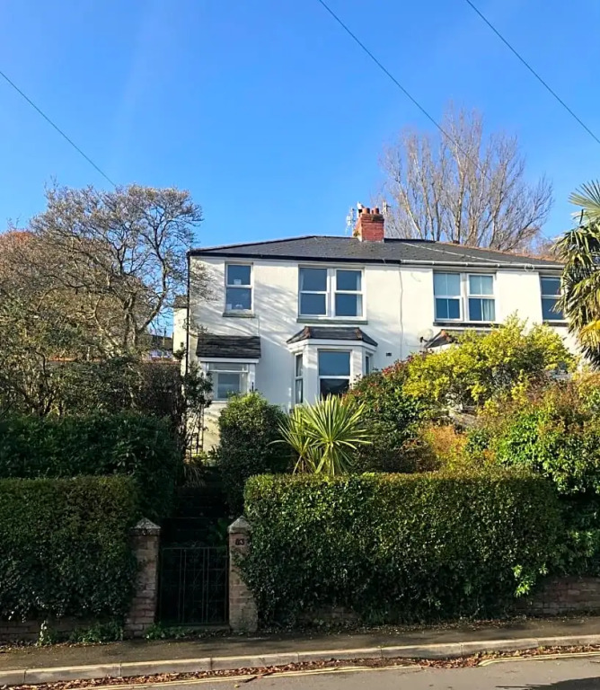 1920`s house. Private en suite sitting room . Dog friendly