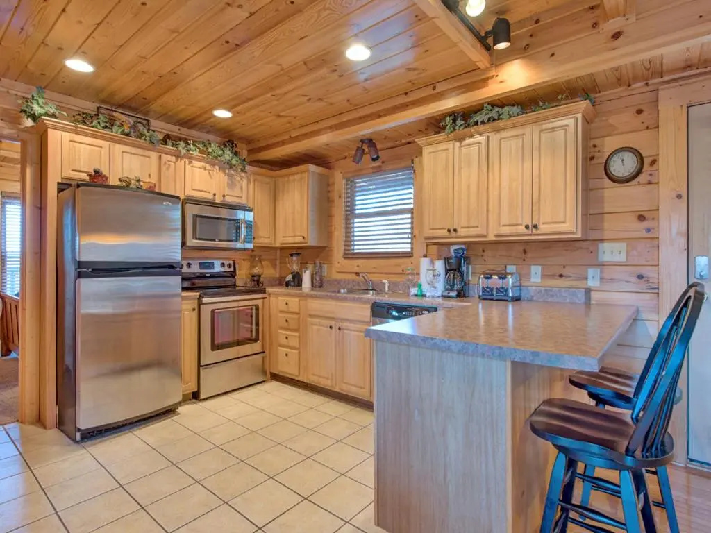 Misty Mountain Hideaway, 3 Bedrooms, Sleeps 10, Pool Access, WiFi