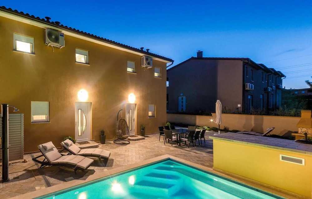 Four-Bedroom Holiday Home In Vodnjan