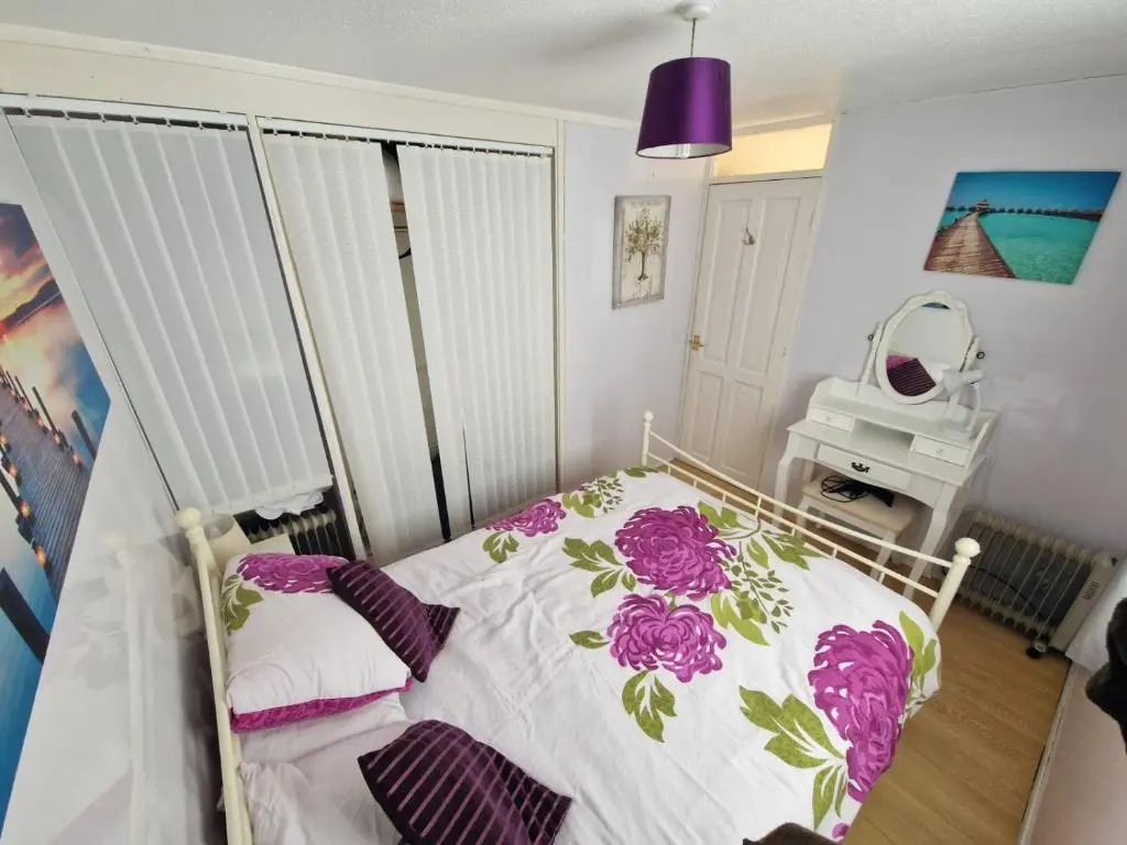 60 upperlakeside glan gwna