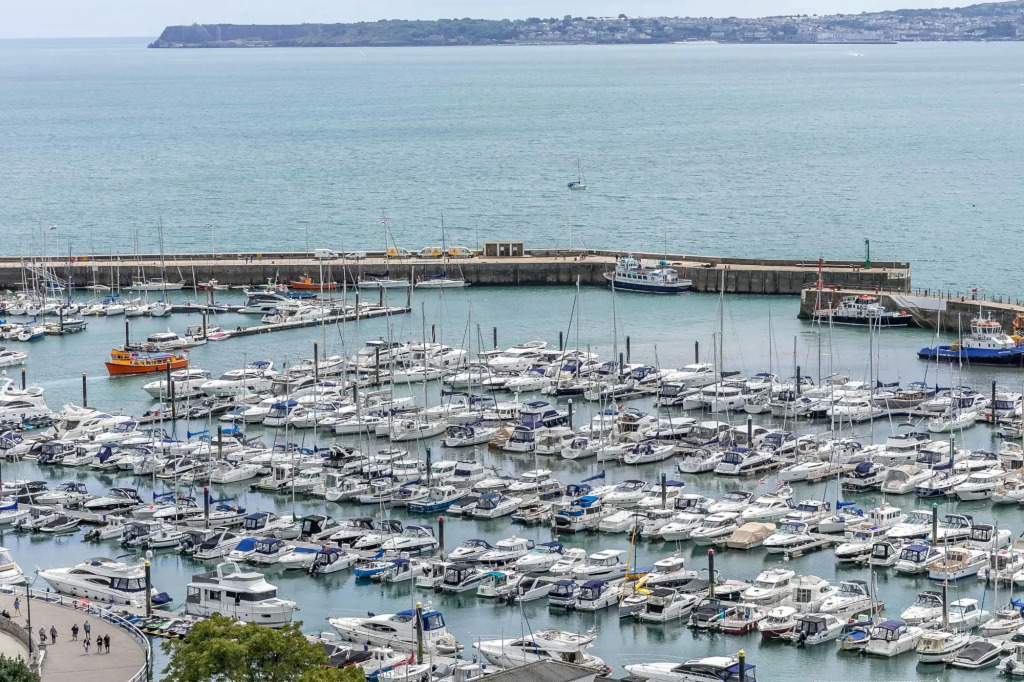 A7 Masts - Striking beachside apartment with beautiful sea views, private balcony and secure parking