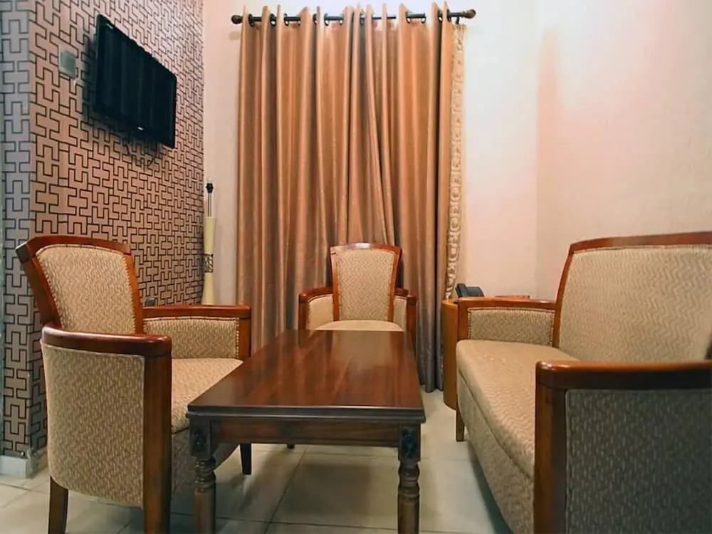 Bleu Ivy Hotel And Suites